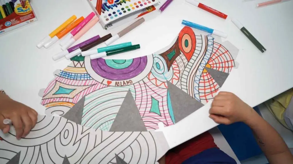 Bambini alle prese con la creazione della loro Relamp