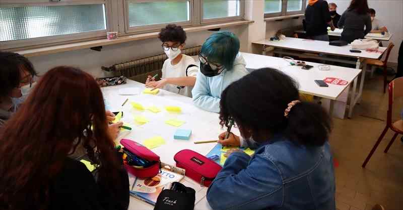 Gli studenti del Liceo "Cottini" alle prese con il lavoro di gruppo. Tutti sono impegnati nel brainstorming sui progetti di economia circolare e rigenerazione territoriale.
